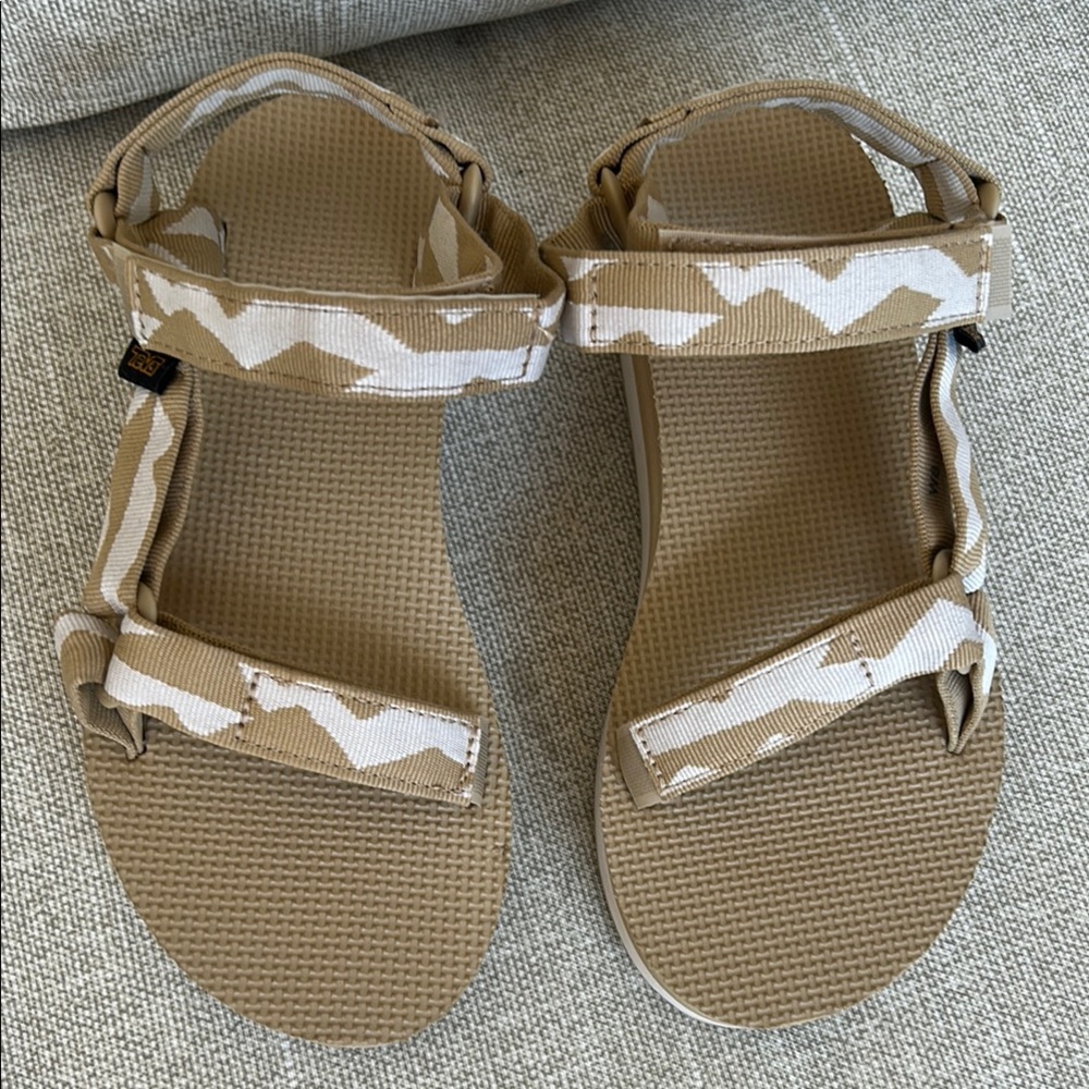 Teva Flatform Univeral Sandal size 8